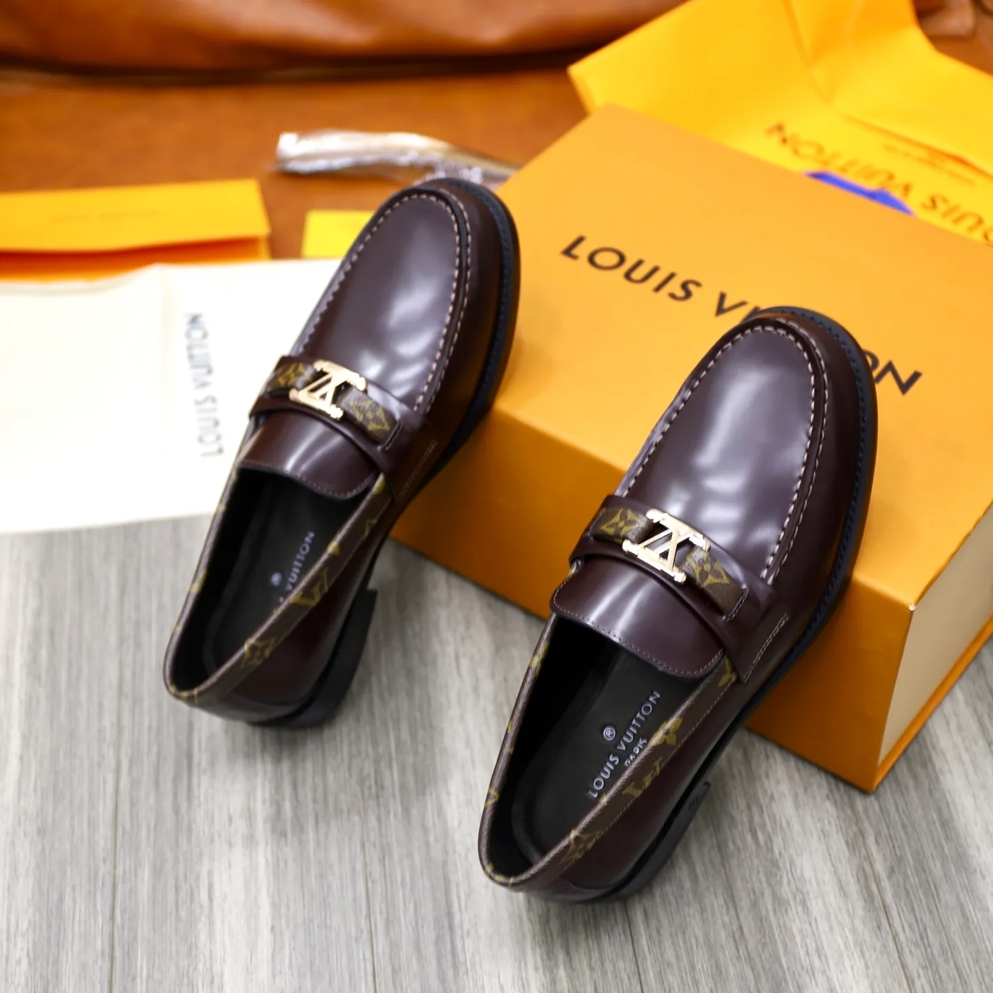 Men's shoes 💰: 💰900LV Louis Vuitton slip-on loafers, top quality products produced in Dongguan, ready for sale! This LV Glove loafer is made of selected soft cowhide, with a slightly wrinkled leather surface and a very high-end texture. Each pair is unique. The leather surface is light and soft, with a fine texture and good luster. It is a classic loafer style, with exquisite handmade mark stitching on the toe, and a square toe configuration to highlight the classic style. The horizontal band has hot-printed LV three-dimensional letters, semi-solid handcrafts and a genuine leather outsole, and a rubber patch on the heel to create wear-resistant performance and comfort. One of the must-have loafers for men! Comes with full original packaging! Code number: 38-39-40-41-42-43-44 (38, 45, 46 customized) standard leather shoe code